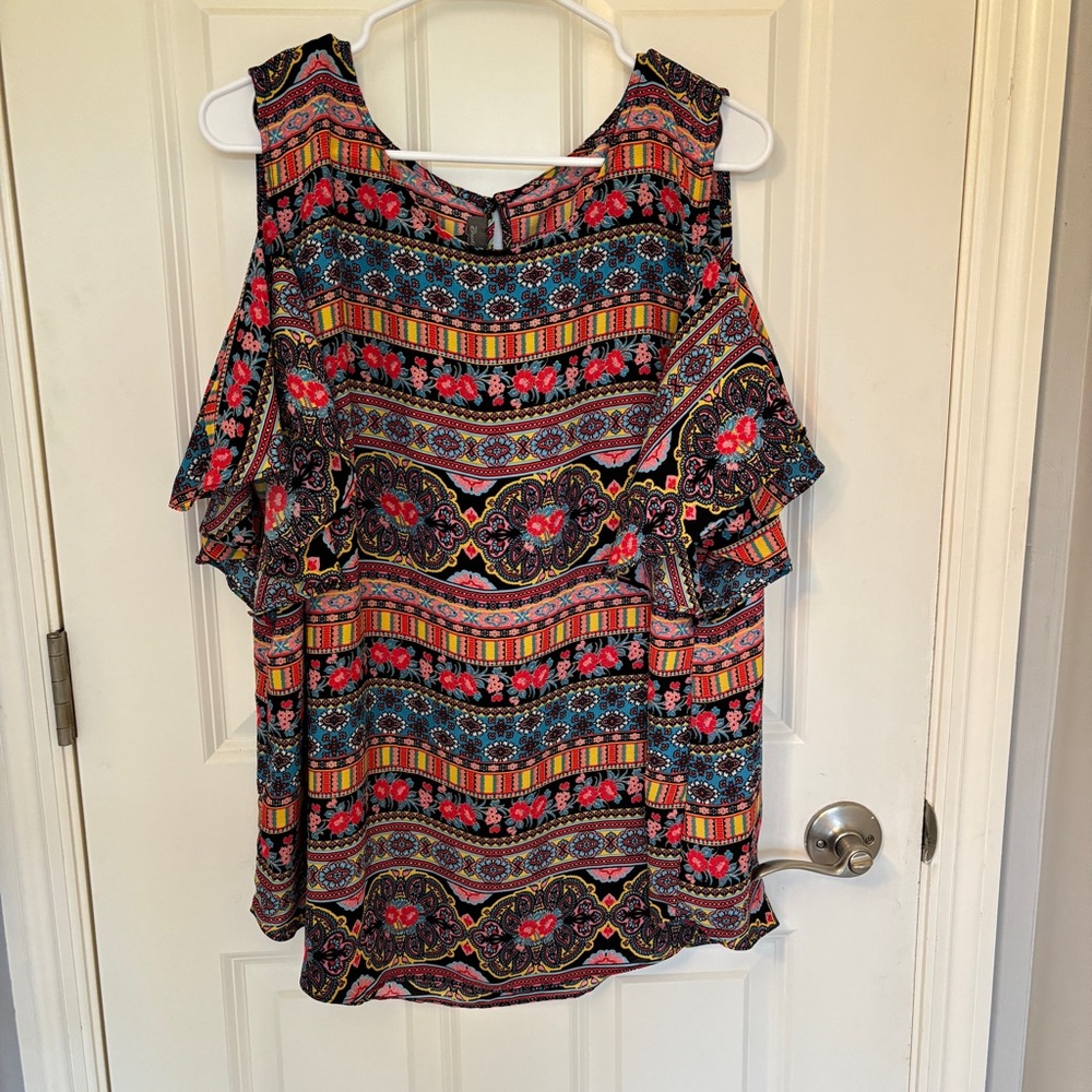 Beautiful open shoulder top by Breathless in size 1X - Picture 2 of 6